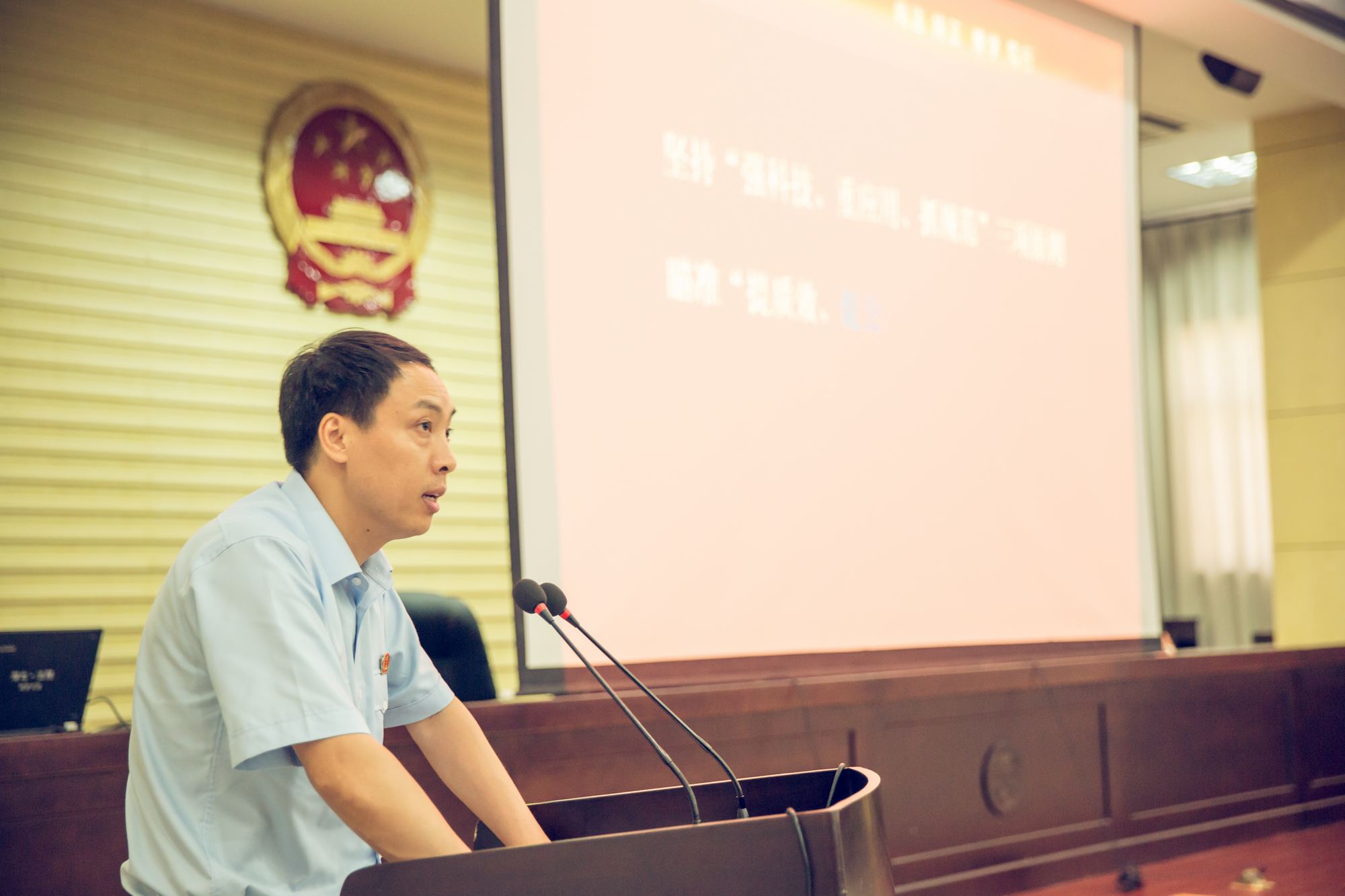 刘学刚做报告.jpg