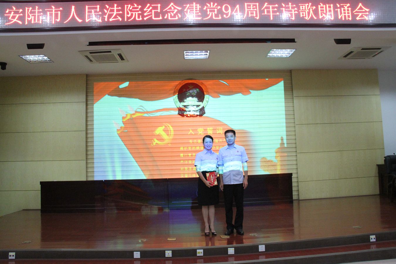 陈院长为一等奖朱珊颁奖.JPG 陈院长为一等奖朱珊颁奖.JPG