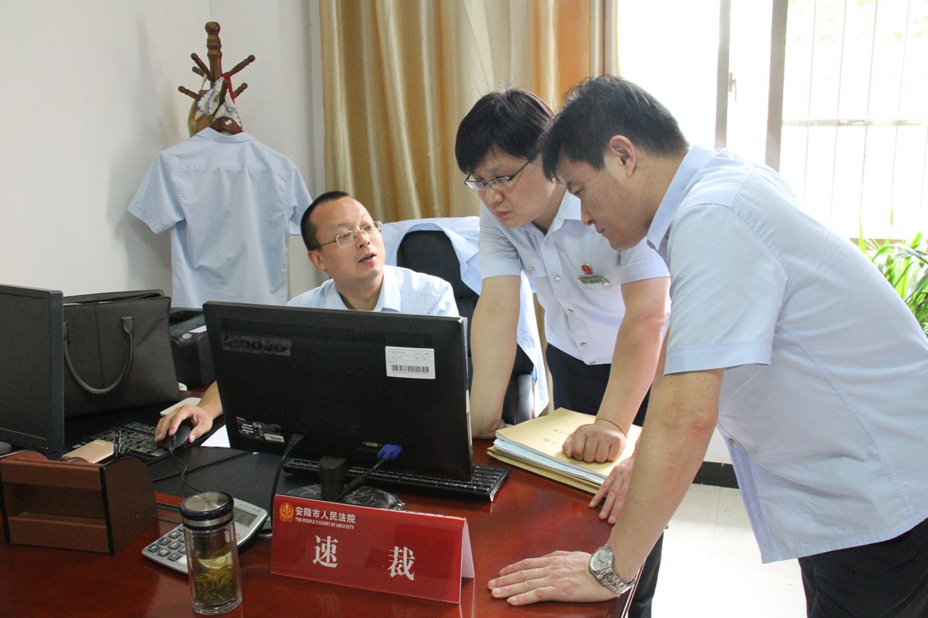 孝感中院立案庭庭长杨杰在立案庭检查诉讼服务中心工作.JPG 孝感中院立案庭庭长杨杰在立案庭检查诉讼服务中心工作.JPG